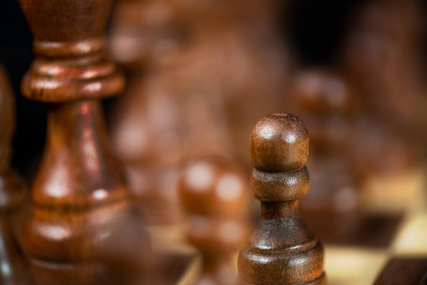 チェスは脳と戦略に良いゲームだ。木製のチェスボアッド。黒対白。対立する人々 - 写真・画像