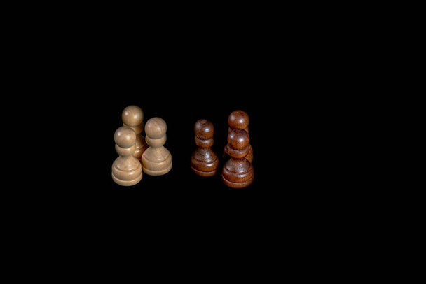 Το σκάκι είναι καλό παιχνίδι για το μυαλό και τη στρατηγική. Ξύλινη σκακιέρα. Μαύρο εναντίον άσπρο. άνθρωποι συγκρούσεων - Φωτογραφία, εικόνα