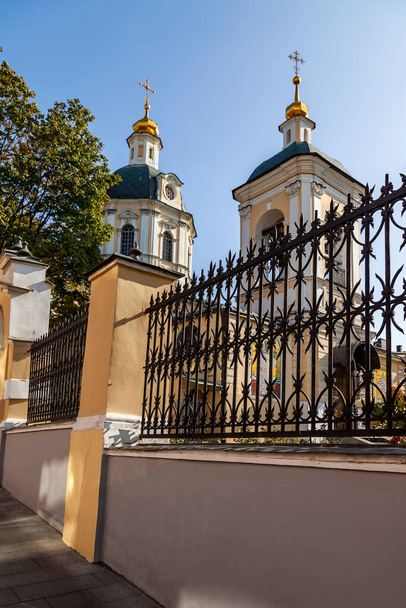 Mosca, Russia, 15 giugno 2020. Le cupole dorate della vecchia chiesa sono visibili in lontananza - Foto, immagini