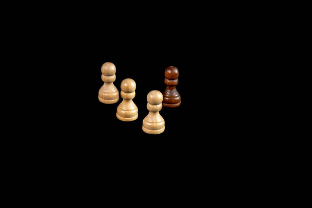 шахматы хорошая игра для мозга и стратегии. деревянные шахматы. Черное против белого. конфликтующие люди - Фото, изображение