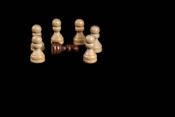 Το σκάκι είναι καλό παιχνίδι για το μυαλό και τη στρατηγική. Ξύλινη σκακιέρα. Μαύρο εναντίον άσπρο. άνθρωποι συγκρούσεων - Φωτογραφία, εικόνα