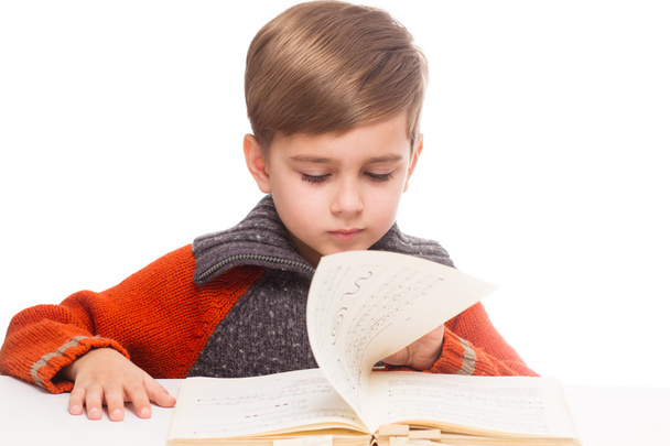 Junge liest ein Buch, lernt - Foto, Bild