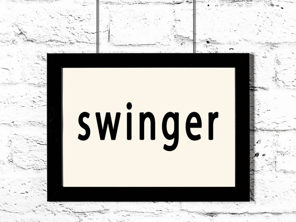 Schwarzer Rahmen an weißer Ziegelwand mit Inschrift Swinger - Foto, Bild