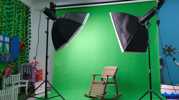 Στούντιο φωτογραφίας ή βίντεο με δύο εξαγωνικά φώτα στούντιο. Πράσινη οθόνη και σταθερή καρέκλα - Πλάνα, βίντεο