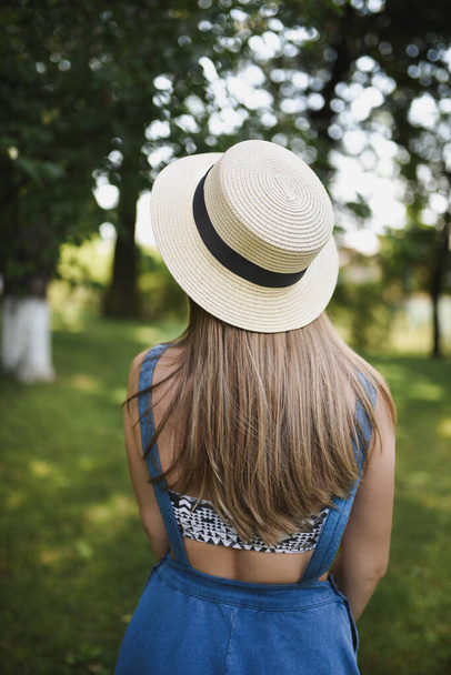 Boater sombrero para mujer Tocado femenino la chica en la cabeza - Foto, Imagen