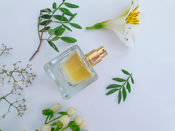 Flasche Parfüm Blume auf hellem Hintergrund - Foto, Bild