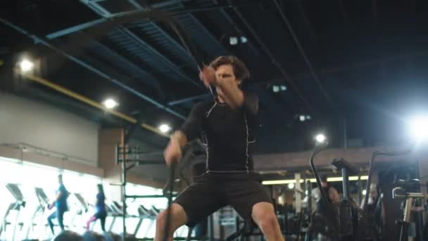 Προοδευτικό αρσενικό αθλητής κάνει crossfit σε αθλητικό σύλλογο. Εκπαίδευση αθλητή στο γυμναστήριο - Πλάνα, βίντεο