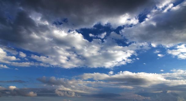 Błękitne niebo z wite chmury panorama tło tekstury wzory obrazów - Zdjęcie, obraz