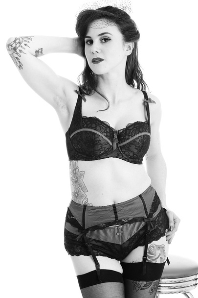 jonge pin-up model dragen van vintage lingerie - Foto, afbeelding