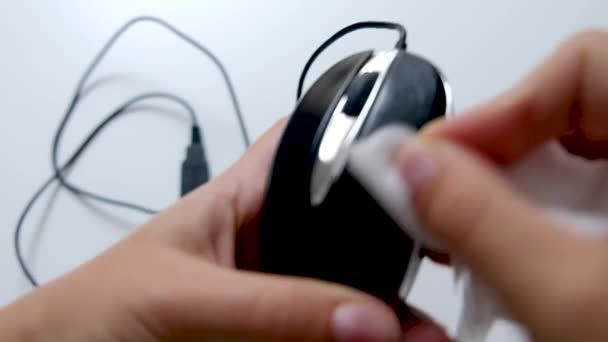 Bílé ženské ruce pečlivě čistí drátovou počítačovou myš vlhkým otíráním od prachu a špíny. Povrch omývací techniky pro hubení bakterií, bakterií a virů při izolaci doma.  - Záběry, video