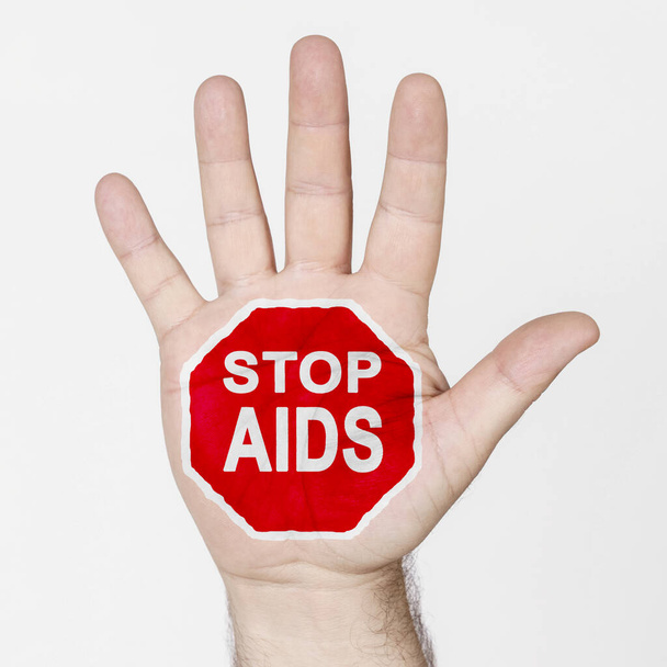 Koncept medicíny. Na dlani ruky je stopka s nápisem STOP AIDS. Izolováno na bílém pozadí. - Fotografie, Obrázek