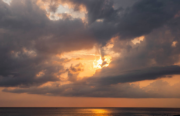 Lever de soleil sur la mer et beau paysage nuageux - Photo, image