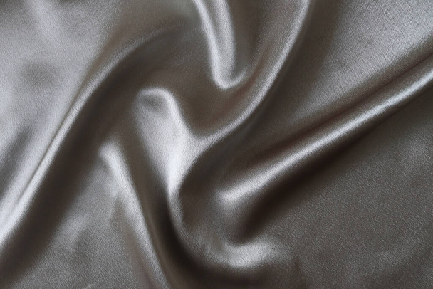 Sima, elegáns ezüst selyem vagy selyem szövet. Draped luxus ruha textúra design. - Fotó, kép