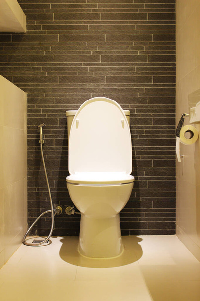 O banheiro com parede preta no fundo - Foto, Imagem