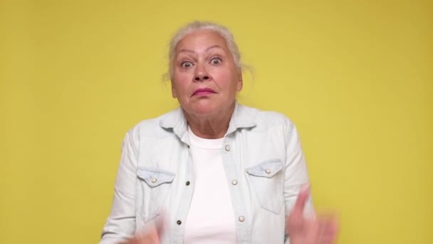 Hämmentynyt vanhempi valkoihoinen nainen kohauttaa olkapäitään, joilla ei ole aavistustakaan, mitä tehdä seuraavaksi. - Materiaali, video