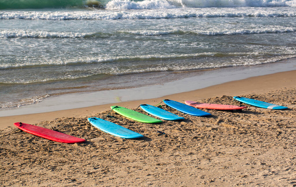 Coloridas tablas de surf en la playa. deportes acuáticos. Vida Activa Saludable. Surfeando. Vacaciones de verano. Deporte extremo. - Foto, Imagen