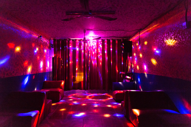 Afbeelding van de binnenkant van de bar. Stripclub, neonverlichting. - Foto, afbeelding