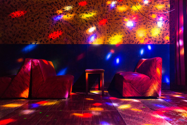 Image de l'intérieur du bar. Club de strip-tease, néons. - Photo, image