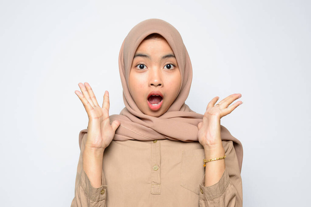 volto scioccato di bella asiatico ragazza indossare hijab - Foto, immagini