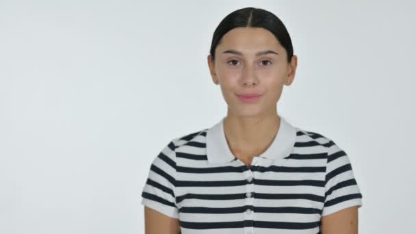 Nuori latina nainen tilalla tuotteen käsin, valkoinen tausta - Materiaali, video