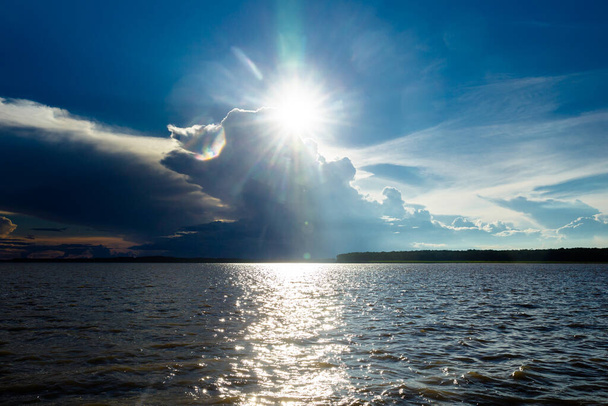 Изображение реки Амазонки в Лорето Перу. Спокойная вода в начале дня. Восход солнца в лодке. - Фото, изображение