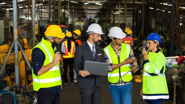 A gyár vezetője találkozik a raktár csapatmérnökeivel vagy technikusaival, hogy megtervezzék és fenntartsák az ipari szabványokat.. - Fotó, kép
