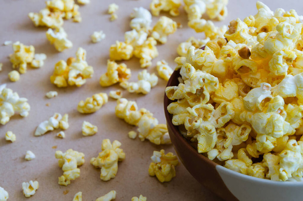 Popcorn aus Schüssel geschüttet. - Foto, Bild