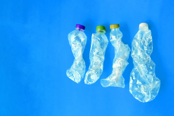 Verdrehte Plastikflaschen, Konzept zur Herstellung kleiner Mengen vor dem Recyclingprozess. - Foto, Bild