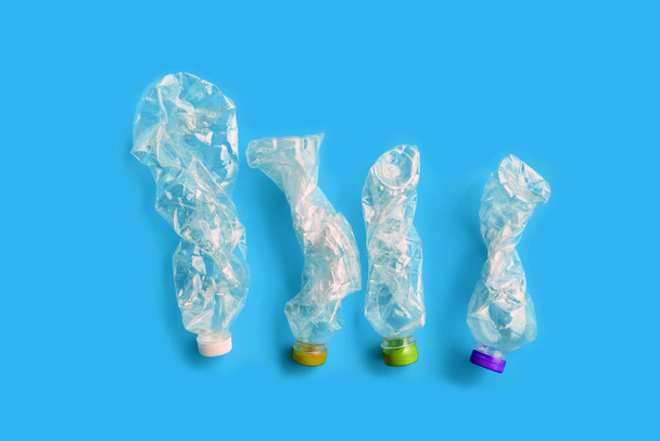 Пластиковые бутылки, концепция создания небольших размеров перед переработкой. - Фото, изображение