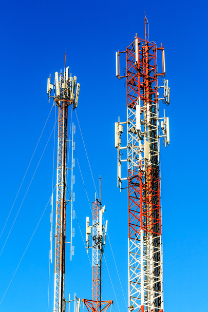 telecommunicatie toren tegen blauwe hemelachtergrond - Foto, afbeelding