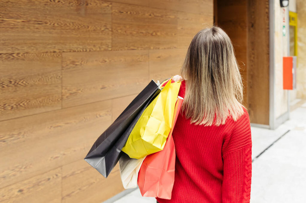 A closeup shot of a female carrying shopping paper bags - Φωτογραφία, εικόνα