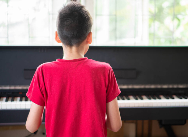 Malý chlapec učení cvičení klavír on-line digitální tablet - Fotografie, Obrázek