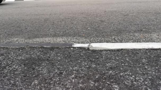beelden van asfalt asfalt asfalt straat met voertuig passeren. - Video