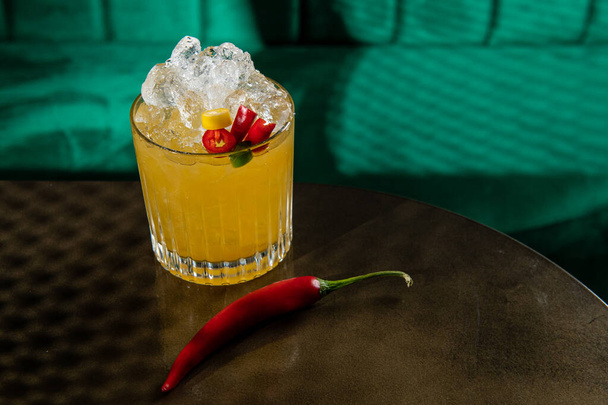 cocktail con peperoni e ghiaccio - Foto, immagini