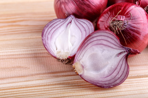 red onions on rustic wood - Фото, зображення