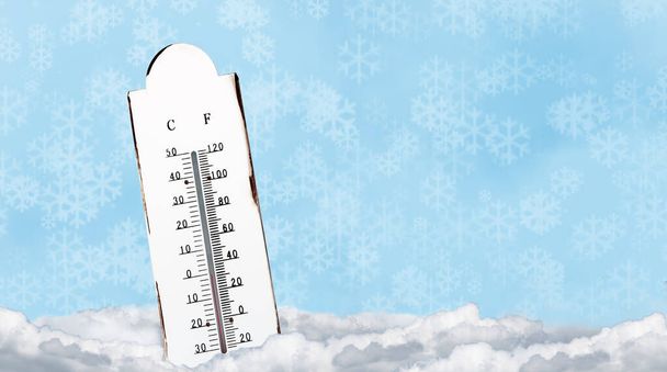  Белый открытый термометр с температурой 0 градусов в снегу. Конструкция холодного льда и замораживания. - Фото, изображение
