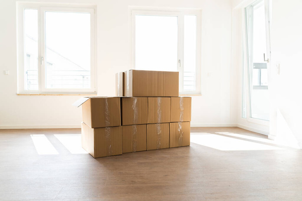 Empty Room With Moving Boxes Or Cartons - Fotografie, Obrázek