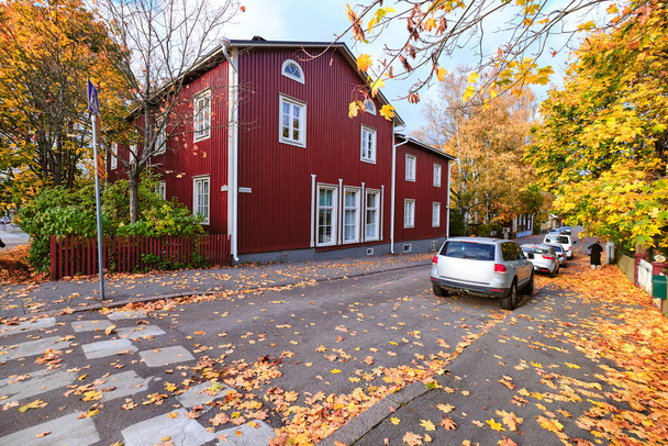 フィンランドのヘルシンキの古い木造地区Toukola 。赤い古い木造の建物。秋の街並み. - 写真・画像