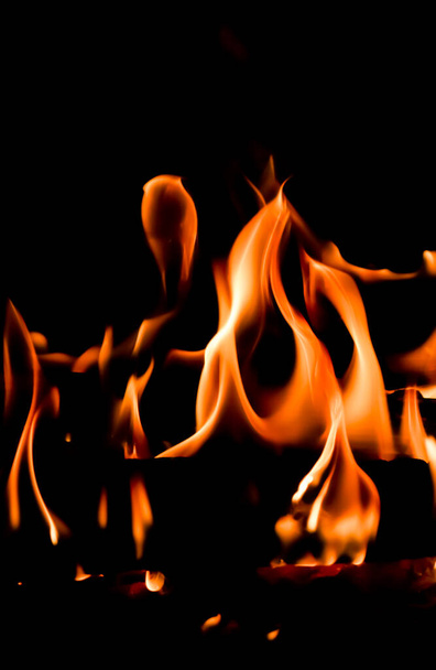 Fiamma rossa Fiamma di fuoco su sfondo nero - Foto, immagini