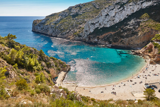 Испанское средиземноморское солнечное живописное побережье. Пляж La Granadella. Аликанте, Валенсия - Фото, изображение
