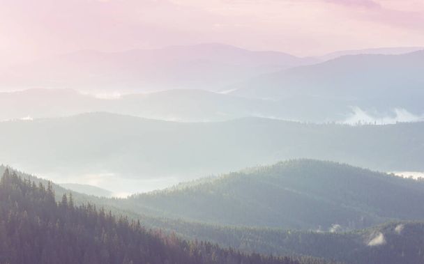 Die Silhouette der Berge bei Sonnenaufgang. Schöner natürlicher Hintergrund. - Foto, Bild
