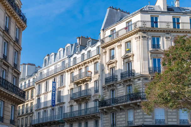 Párizs, tipikus homlokzatok és utcák, gyönyörű épületek Republique-ban, egy hotel táblával - Fotó, kép