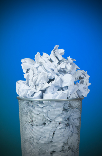 odpady śmietnika papierem kolorowym tle - Zdjęcie, obraz