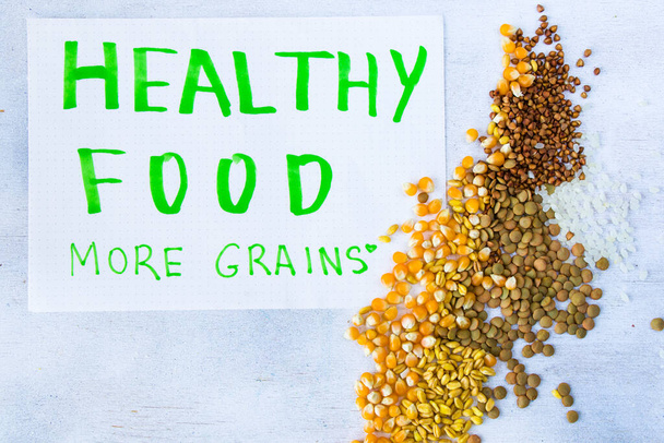 Grãos saudáveis, cheios de vitaminas no fundo branco e texto verde - Foto, Imagem