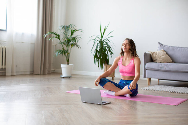 Online yoga les in het interieur. - Foto, afbeelding