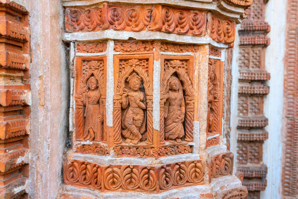 Pan Kirishna z Radhą, przedstawiający wieczną miłość - dzieła sztuki Terakotowa na ścianach świątyni Lalji świątyni Kalna, Zachodni Bengal, Indie - Jest to jedna z najstarszych świątyń Pana Kryszny (hinduski Bóg). - Zdjęcie, obraz