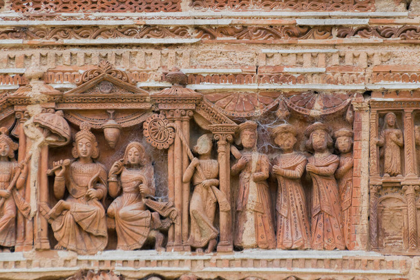 Dekoracje terakoty na ścianach świątyni Pratapeswar w Kalna, Zachodni Bengal, Indie. Terakotowa jest brązowo-czerwoną gliną, która została upieczona i jest używana do wyrobu rzeczy. - Zdjęcie, obraz