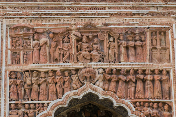 Διακόσμηση τερακότα στους τοίχους του ναού Pratapeswar στην Κάλνα, Δυτική Βεγγάλη, Ινδία. Terracotta είναι ένα καφέ-κόκκινο πηλό που έχει ψηθεί και χρησιμοποιείται για να κάνει τα πράγματα. - Φωτογραφία, εικόνα