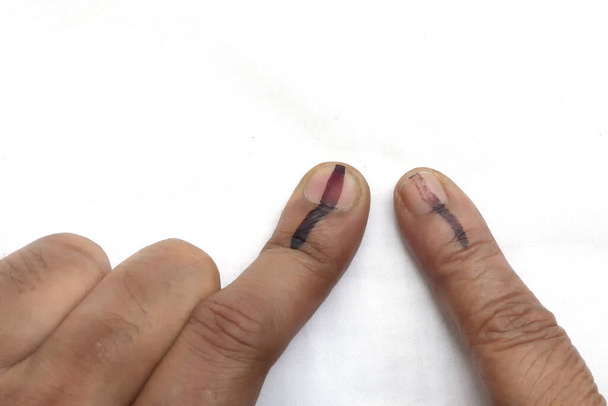 Cidadãos indianos votaram, exerceram direitos de voto e tiveram seus dedos indicadores marcados. A Índia é o maior país democrático do mundo e os governos são formados por votação. Vote na imagem com copyspace. - Foto, Imagem
