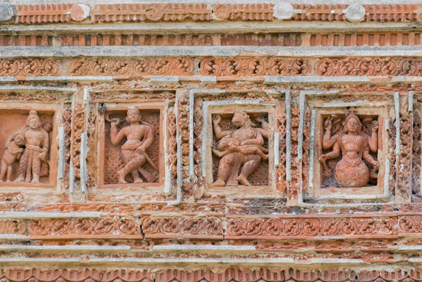 Décorations en terre cuite sur les murs du temple Pratapeswar à Kalna, Bengale occidental, Inde. La terre cuite est une argile rouge brunâtre qui a été cuite au four et qui est utilisée pour faire des choses. - Photo, image